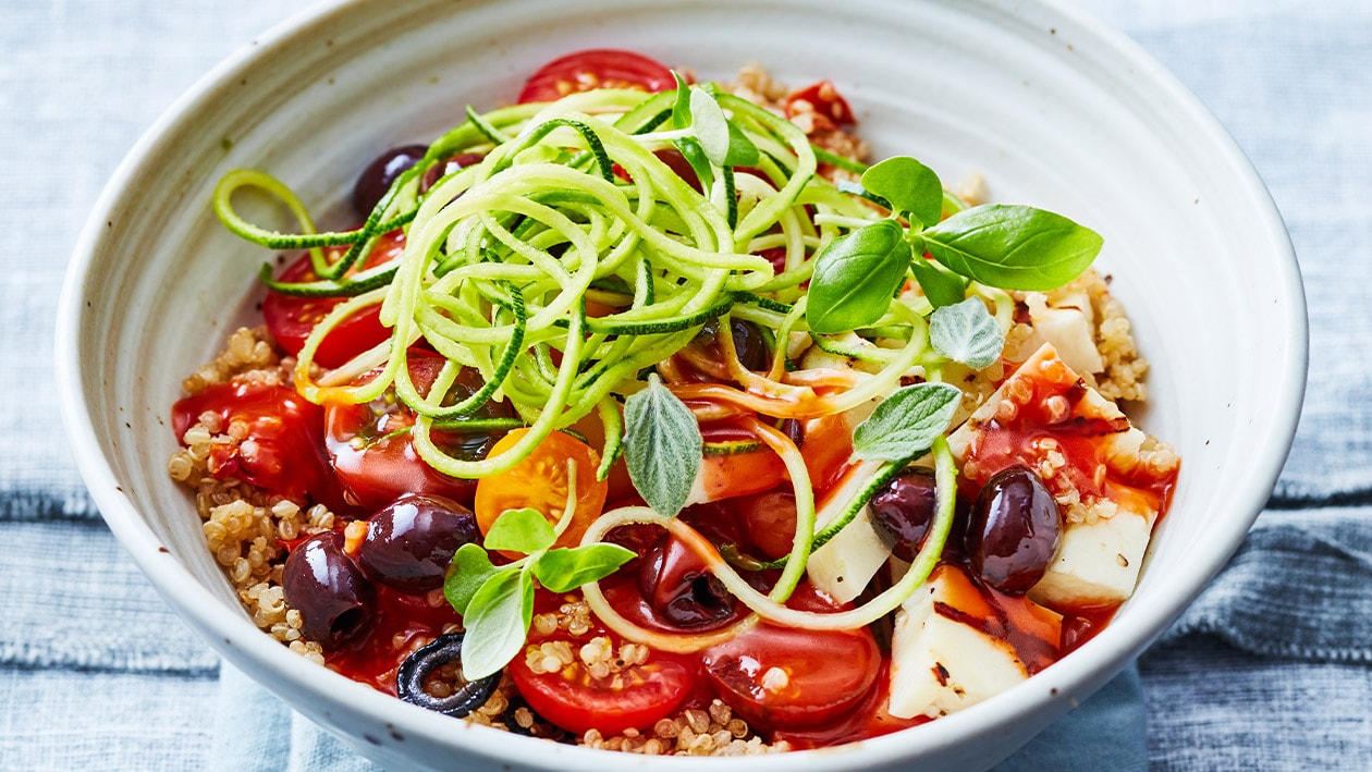 Mediteraanse quinoa salade met halloumi en tomaat en aarbeien vinaigrette
