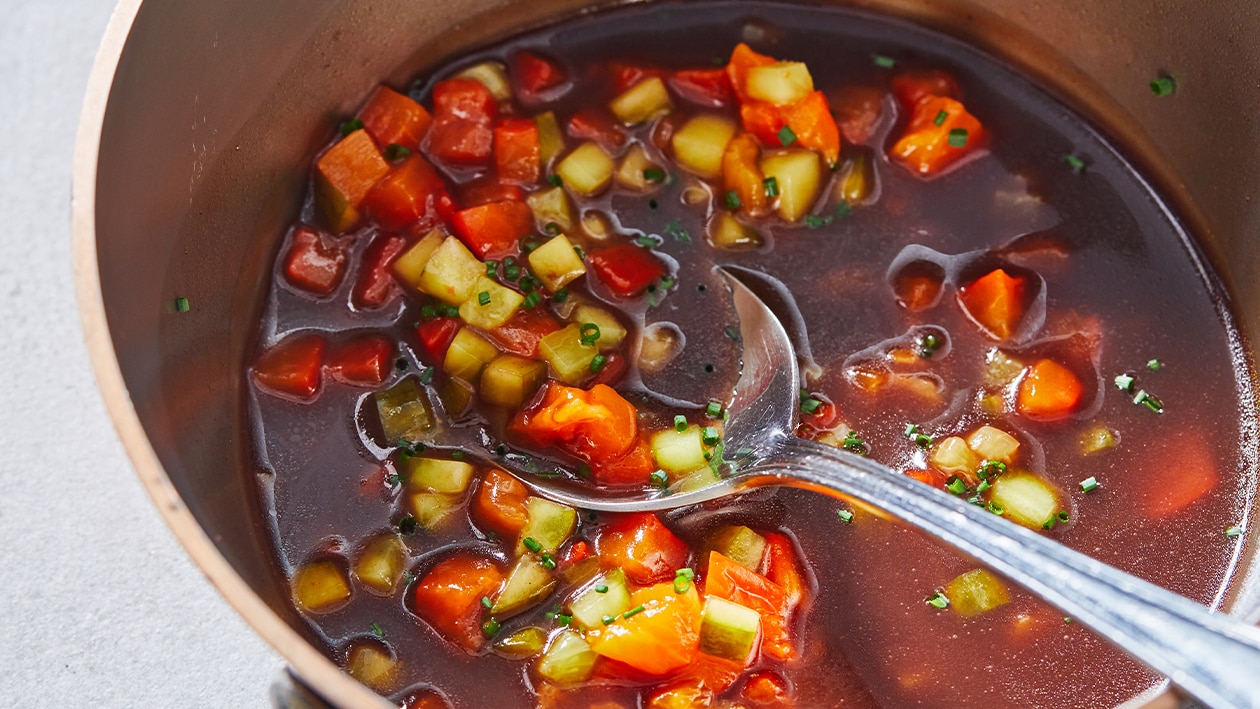 Rode wijn saus met geroosterde paprika en augurk – Recept