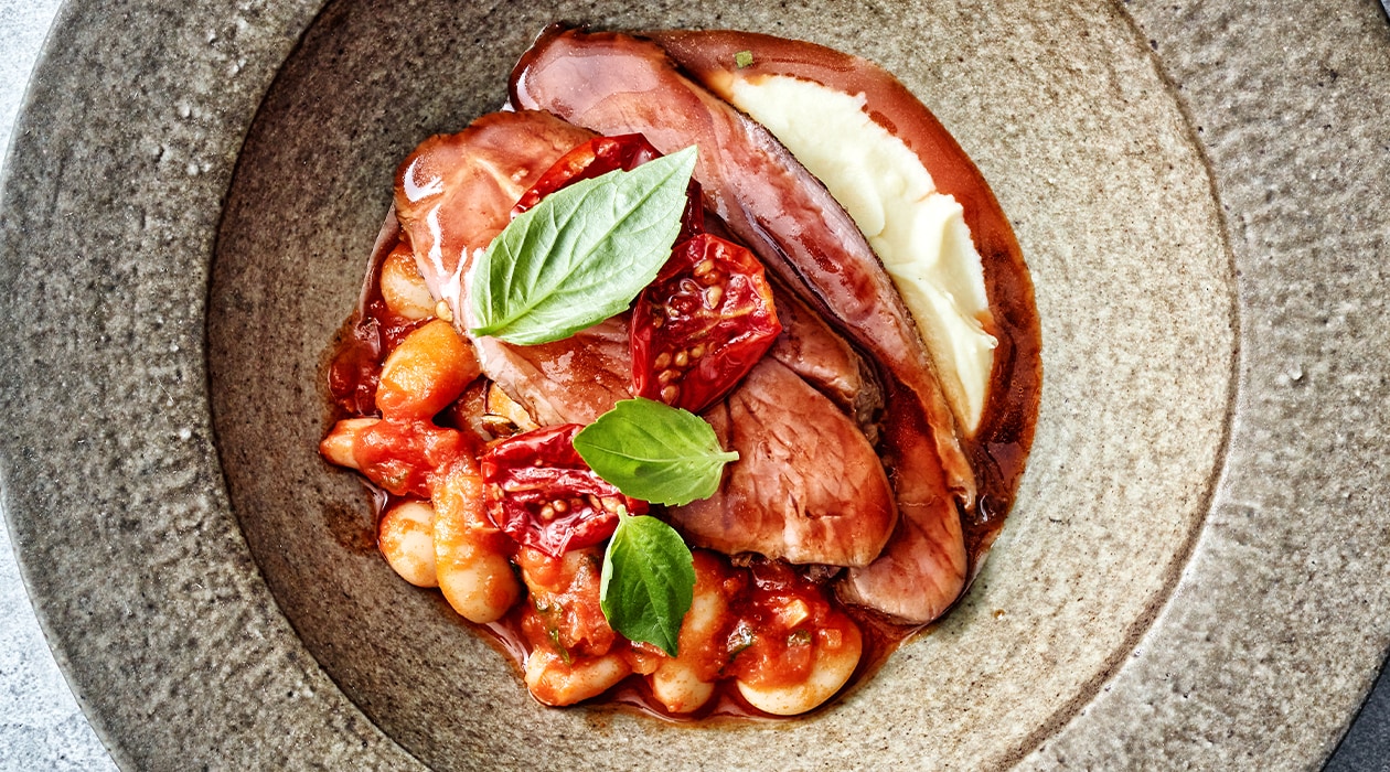 Lamsbout met witte bonen in tomatensaus – Recept