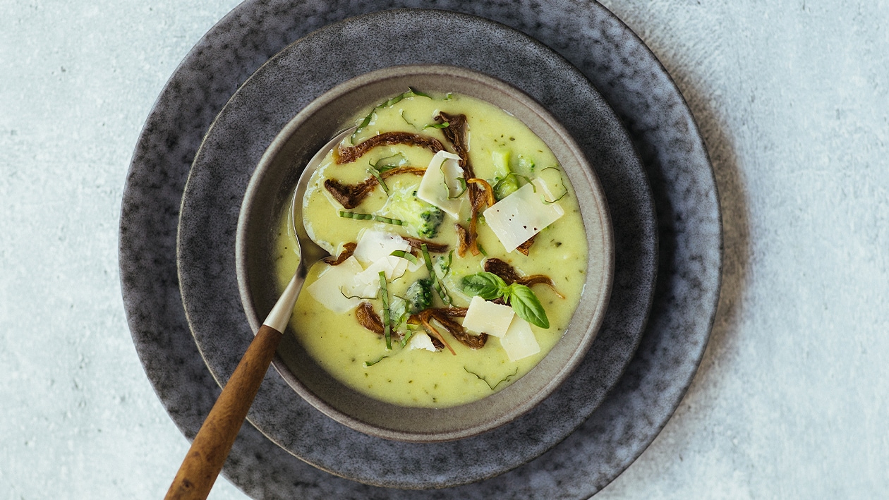 Bloemkool broccoli soep met krokante oesterzwammen en Parmezaanse kaas