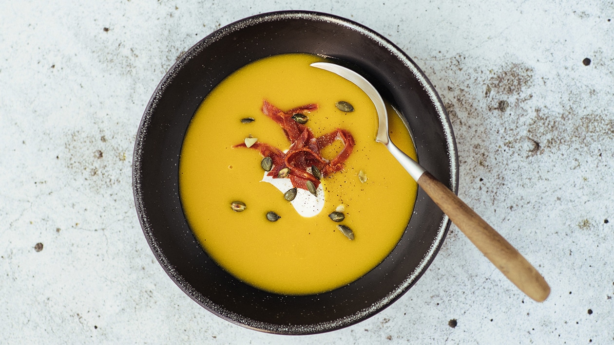 Pompoensoep met geroosterde venkel, chorizo en crème fraiche