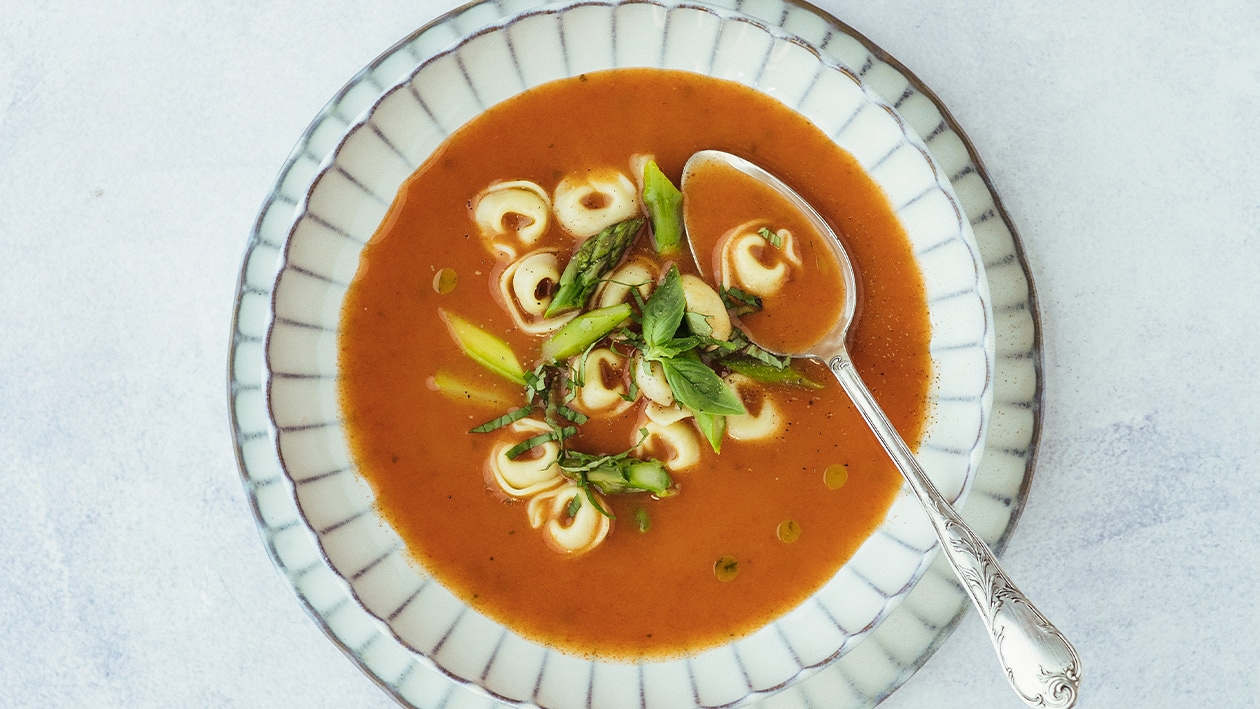 Toscaanse tomatensoep met groene asperges en tortellini’s – Recept