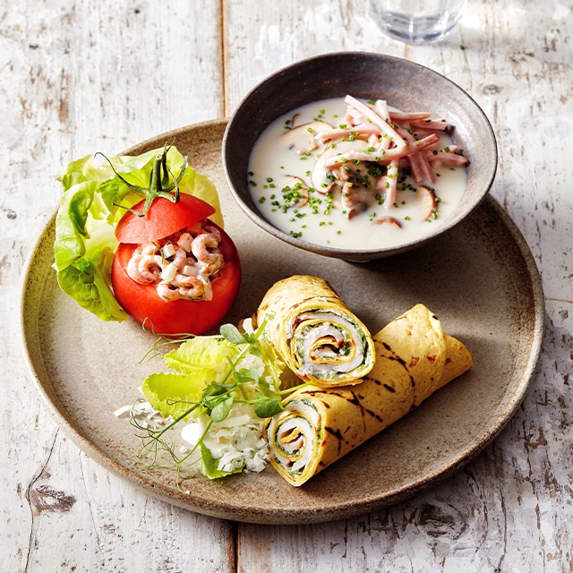 Klassiek 12 uurtje:  Champignonsoep, gevulde tomaat met garnalen en Caesar wrap Klassiek 12 uurtje:  Champignonsoep, gevulde tomaat met garnalen en Caesar wrap