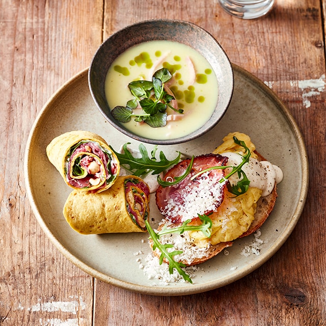 Vlees 12 uurtje; Mosterdsoep met ham, omeletje met spek en oude kaas, rookvlees truffel wrap Vlees 12 uurtje; Mosterdsoep met ham, omeletje met spek en oude kaas, rookvlees truffel wrap
