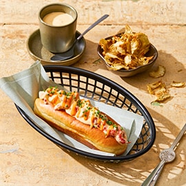 Lobster roll met rivierkreeftjes en artisjokken chips – Recept