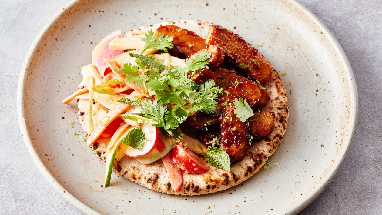 Pita met Koreaanse groenten en pittige vegetarische kip – Recept