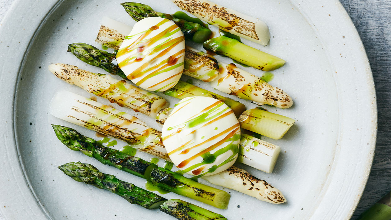 Gebrande witte en groene asperges met Hollandaise en bieslookolie – Recept