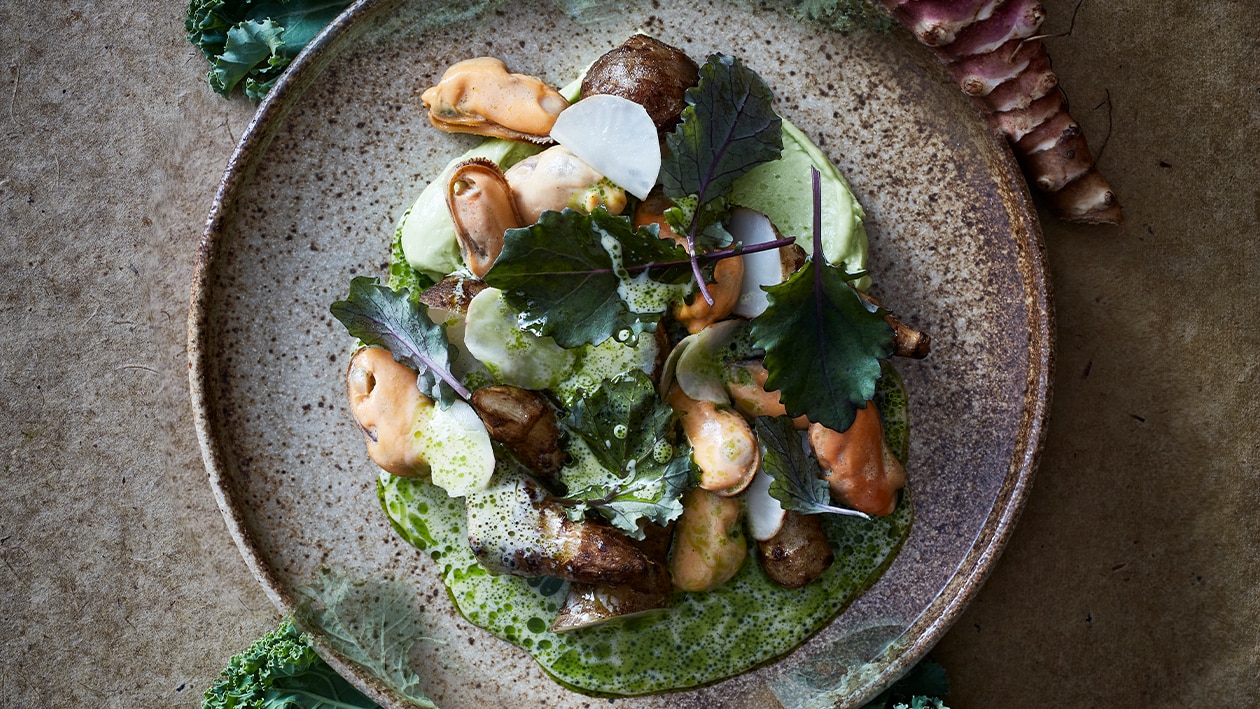 Mosselen met gebakken aardpeer en crème van boerenkool – Recept