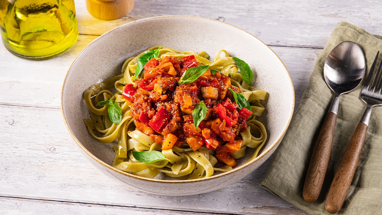 Pasta met kip met geroosterde paprika en courgette – Recept