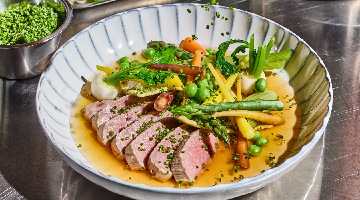 Pot-au-feu, lamsfilet met voorjaarsgroenten – Recept