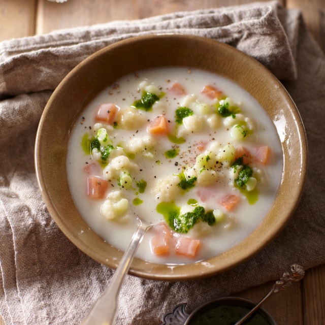 Bloemkoolsoep uit Kopenhagen met rucola met gerookte zalm - Veloute