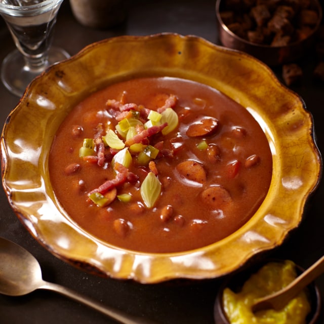 Bruine bonensoep uit Drenthe met rookworst, piccalilly en spek