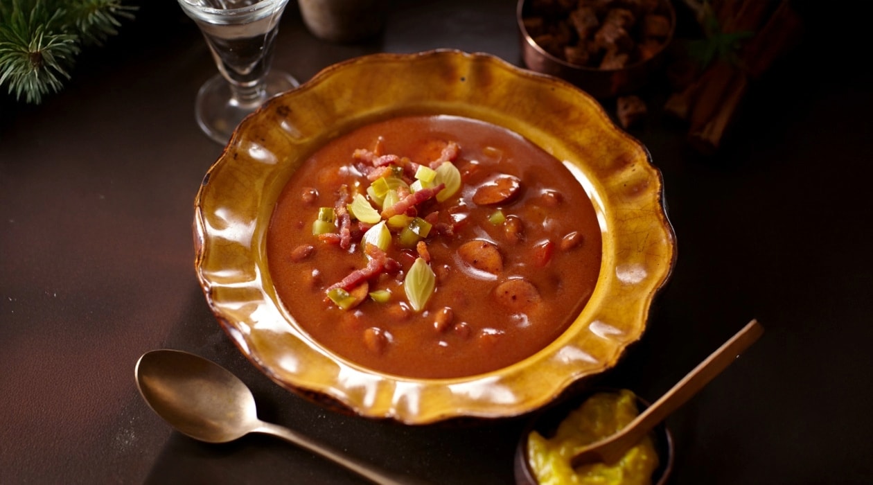 Bruine bonensoep uit Drenthe met rookworst, piccalilly en spek – Recept