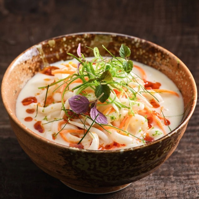 Tom kha kai met noedels en limoenblad Tom kha kai met noedels en limoenblad