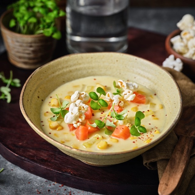 Maissoep met gerookte zalm en popcorn