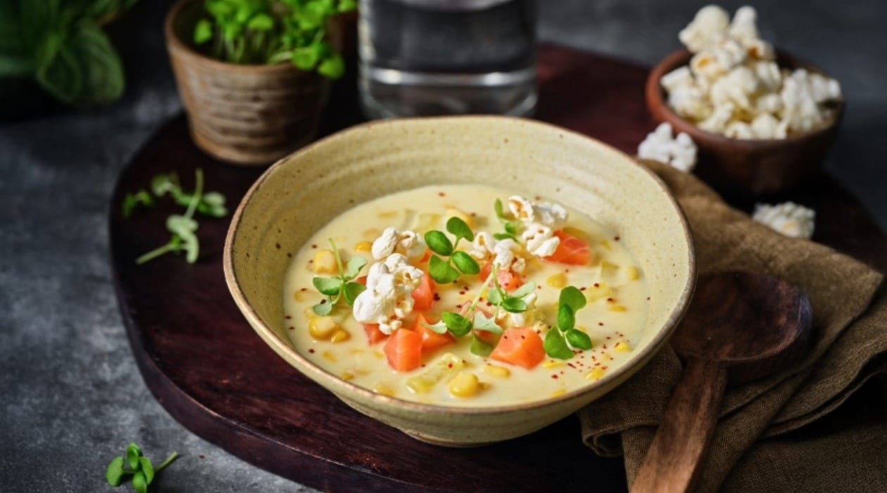 Maissoep met gerookte zalm en popcorn – Recept