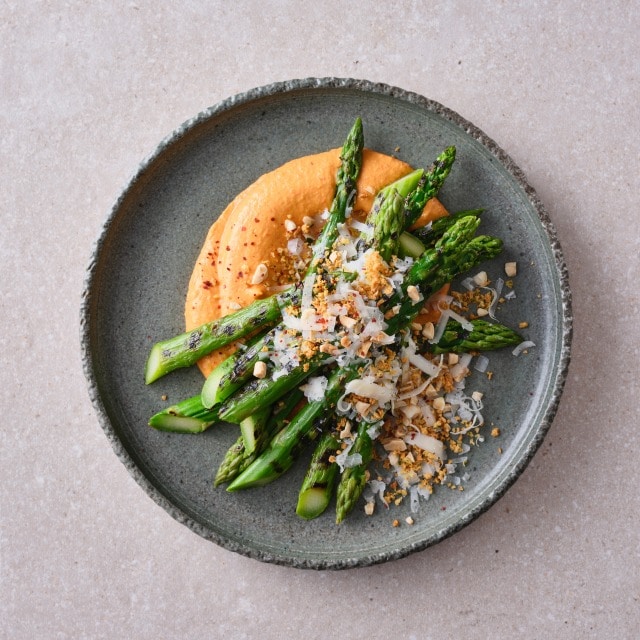 Gegrilde groene asperges met romesco saus en manchego