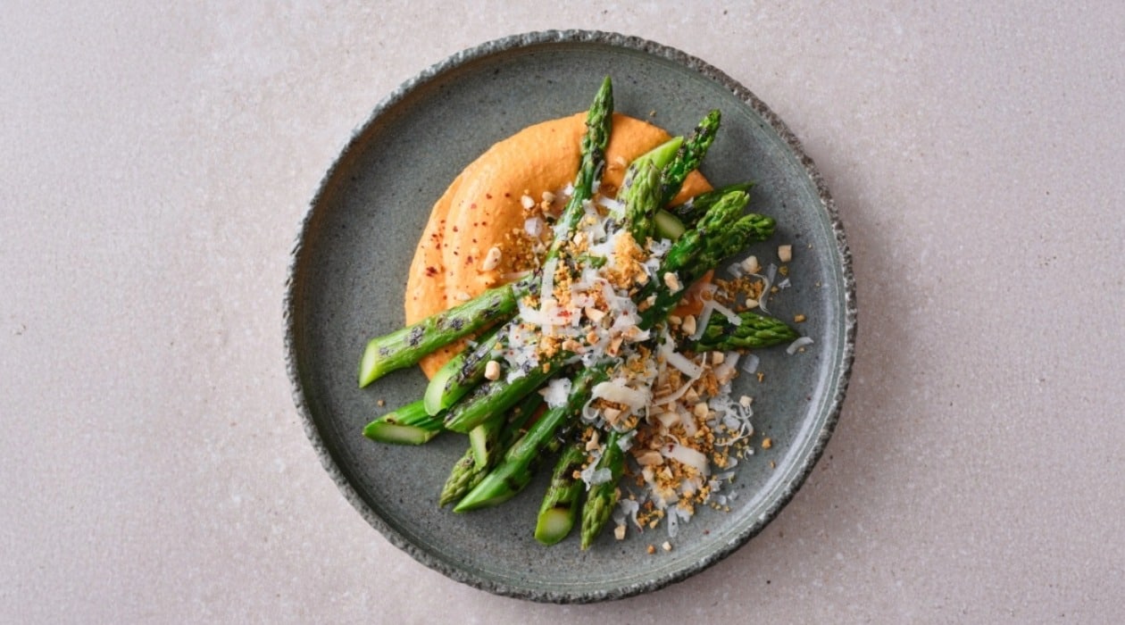 Gegrilde groene asperges met romesco saus en manchego – Recept