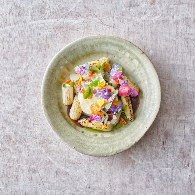 Gebrande asperges met gepocheerd ei en Hollandaise