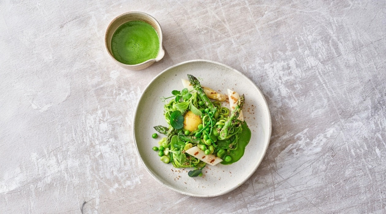 62°C eitje met asperges, fettuccine en groene groenten – Recept