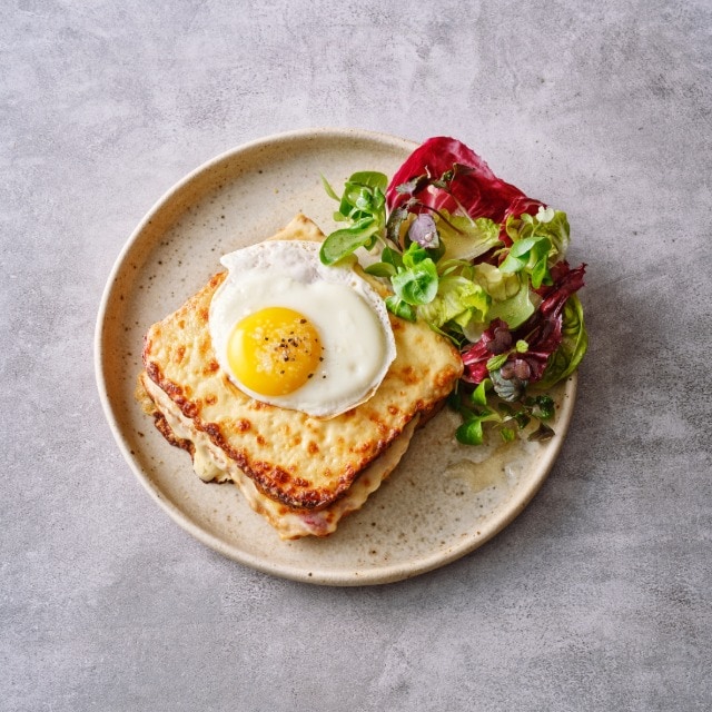 Croque madame met mesclun