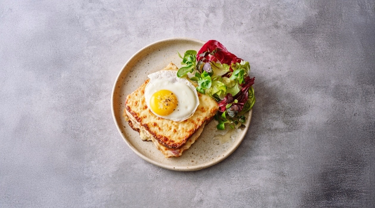 Croque madame met mesclun – Recept