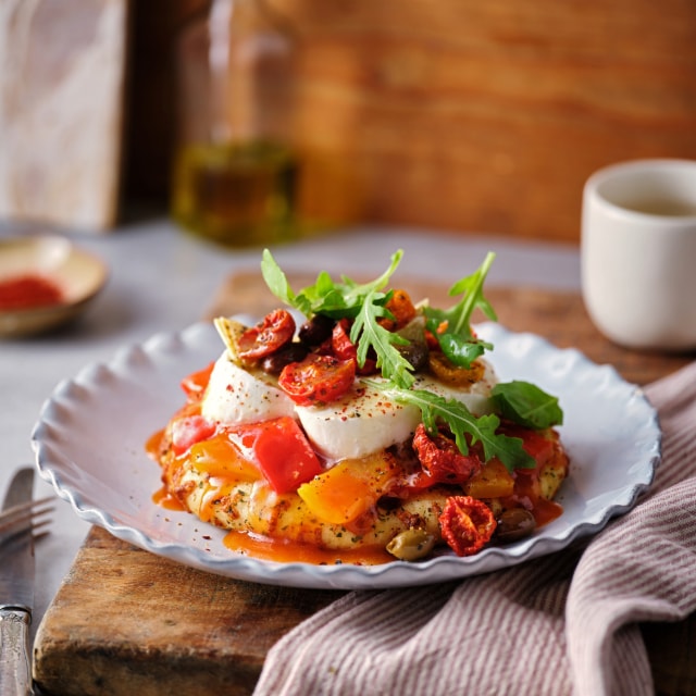 Focaccia met mozzarella, paprika en zwarte olijven rucola