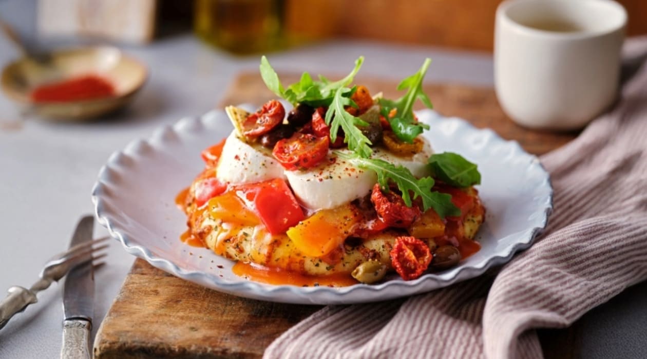Focaccia met mozzarella, paprika en zwarte olijven rucola – Recept