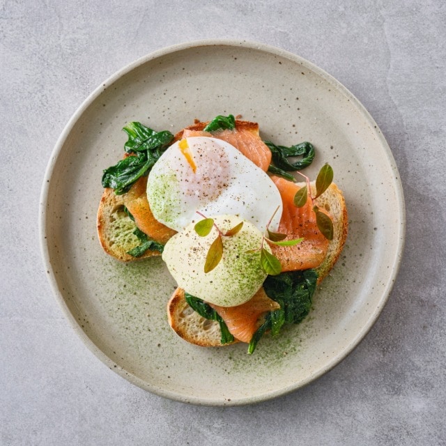 Gepocheerde eieren met gerookte zalm en Dijonaise saus op toast Gepocheerde eieren met gerookte zalm en Dijonaise saus op toast