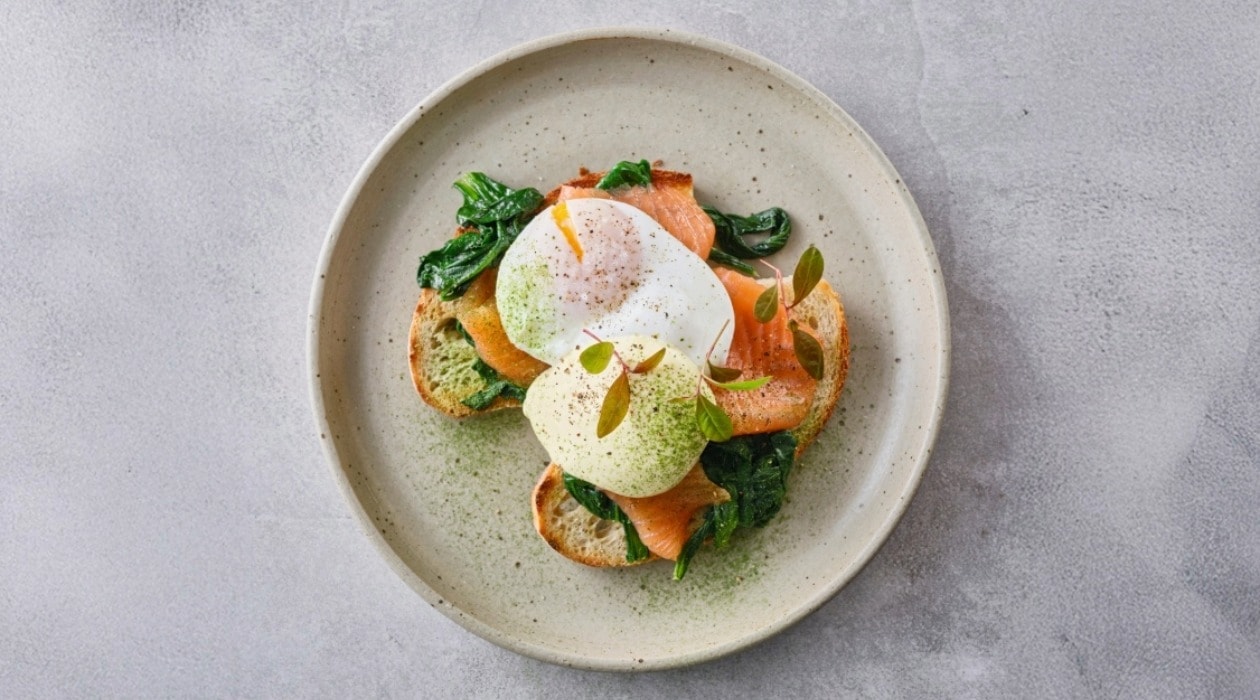 Gepocheerde eieren met gerookte zalm en Dijonaise saus op toast – Recept