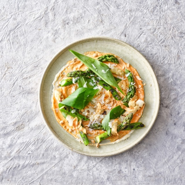 Gegrilde asperges met romesco en manchego kaassaus