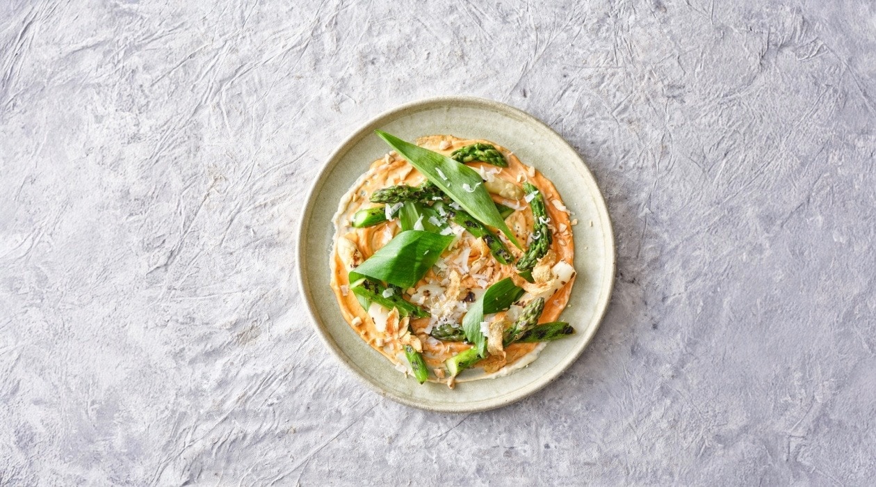 Gegrilde asperges met romesco en manchego kaassaus – Recept