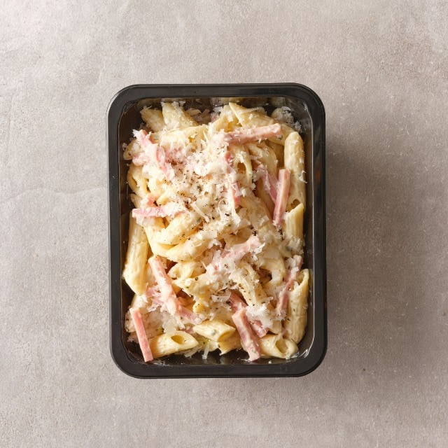 Penne met kaassaus en gegrilde ham