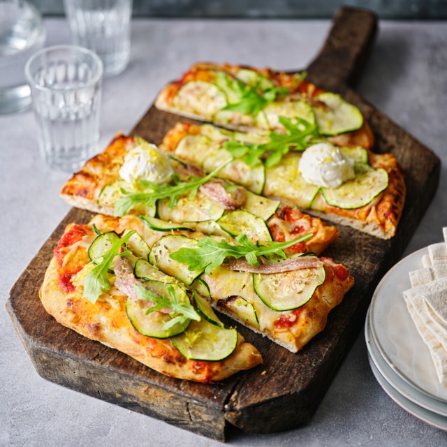 Pinsa met courgette, roomkaas, ansjovis, en citroen