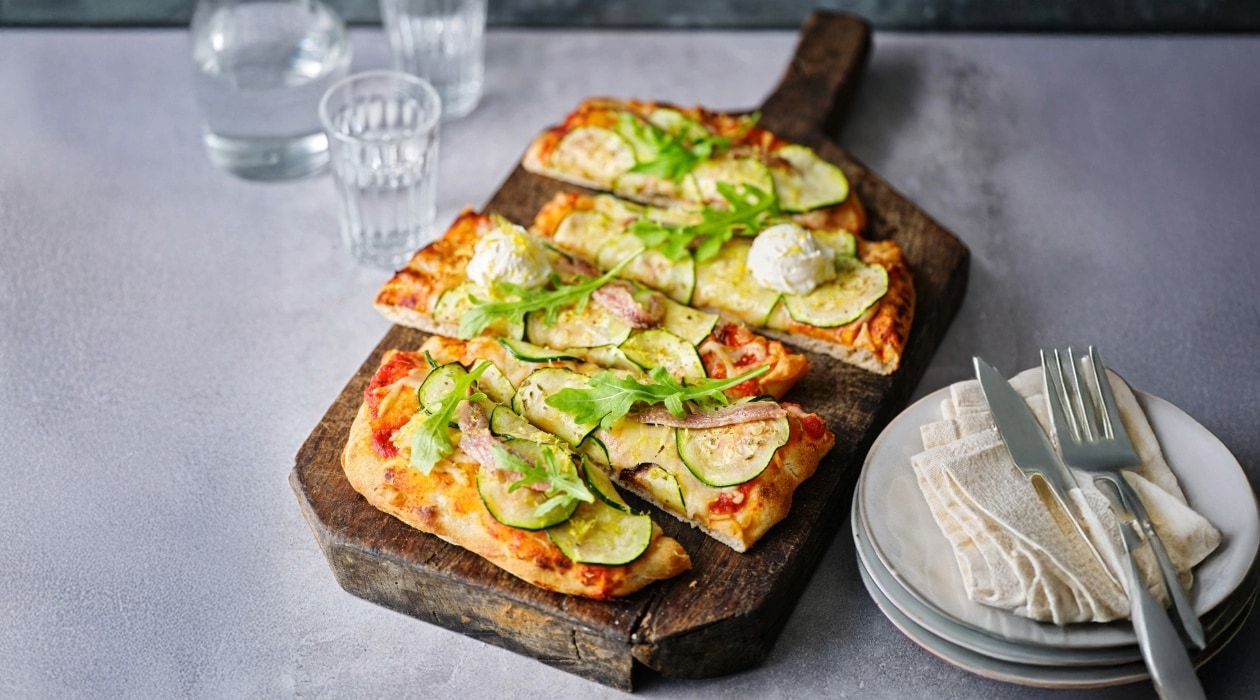 Pinsa met courgette, roomkaas, ansjovis, en citroen – Recept
