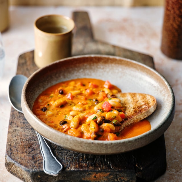 Italiaanse tomaten-rode paprika soep met geroosterd zuurdesem