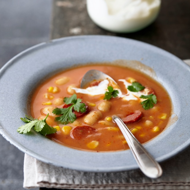 Tomaten bonensoep met chorizo, maïs en zure room