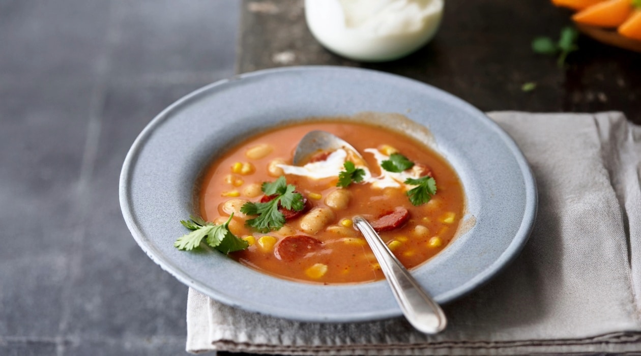 Tomaten bonensoep met chorizo, maïs en zure room – Recept