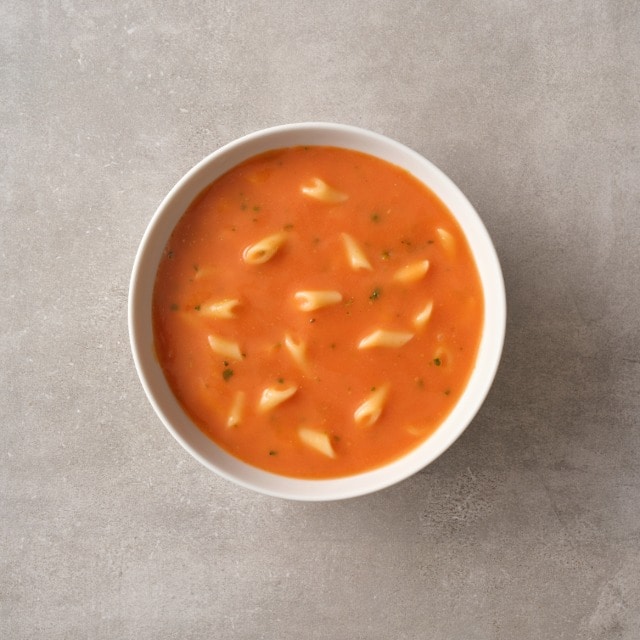 Tomatensoep met pasta en pesto