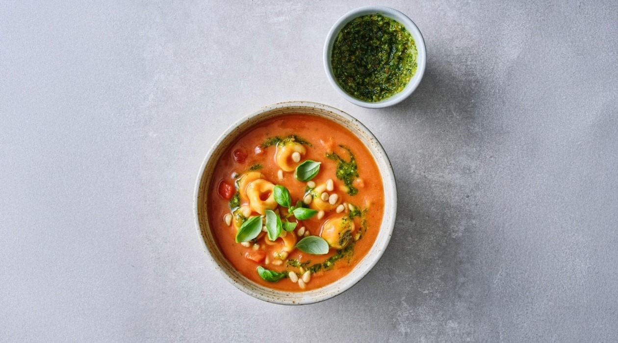 Italiaanse tomatensoep met tortellini, pesto en basilicum – Recept