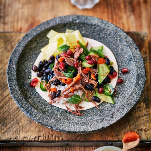 Soft tortilla met “pulled duck” zwarte boontjes en ananas