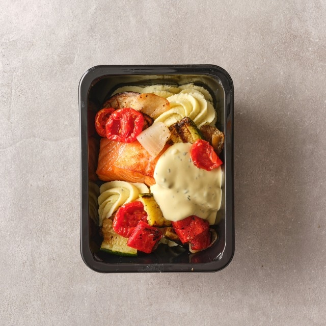 Zalm met gegrilde groenten en basilicum-aardappelpuree