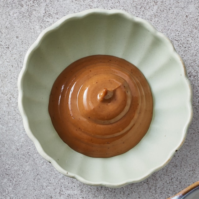 Zwarte knoflook saus