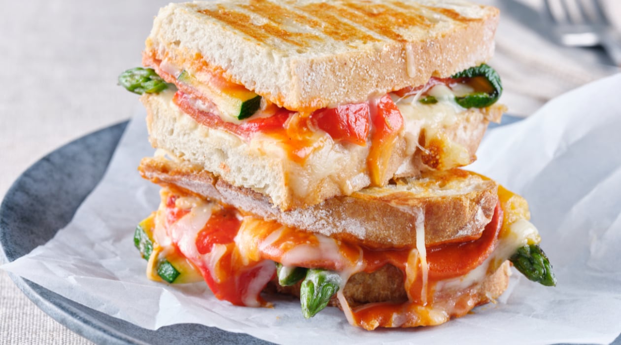Tosti geroosterde groenten met pittige paprikasaus en peperoni – Recept