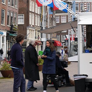 Vis schoonmaken voor de neus van de klant Vis schoonmaken voor de neus van de klant