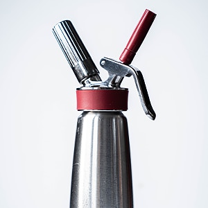 1. Pak die kidde voor je hollandaisesaus 