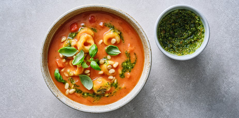 Rijkgevulde Italiaanse tomatensoep met tortellini met de Knorr Primerba Basilicum 