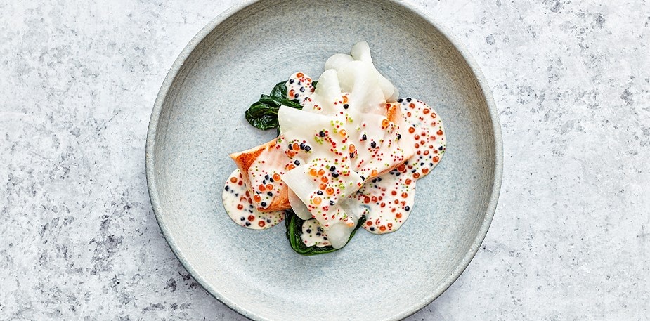 Verfijnde viseitjessaus met zalm, koolrabi en spinazie 